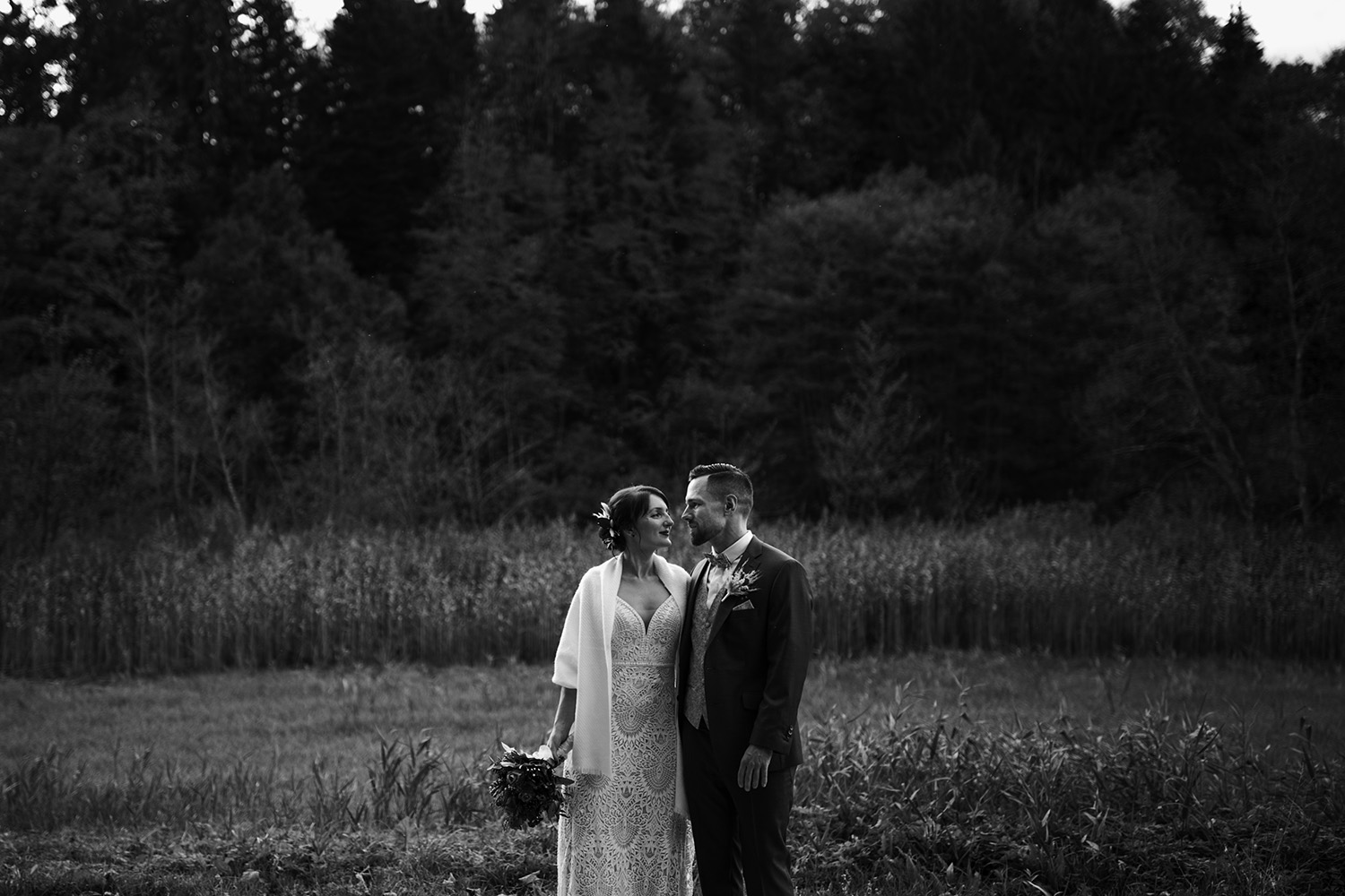 fotograf hochzeit salzburg höglwörther see paarshooting hochzeitspaar